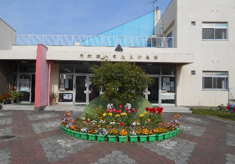 東幼稚園玄関
