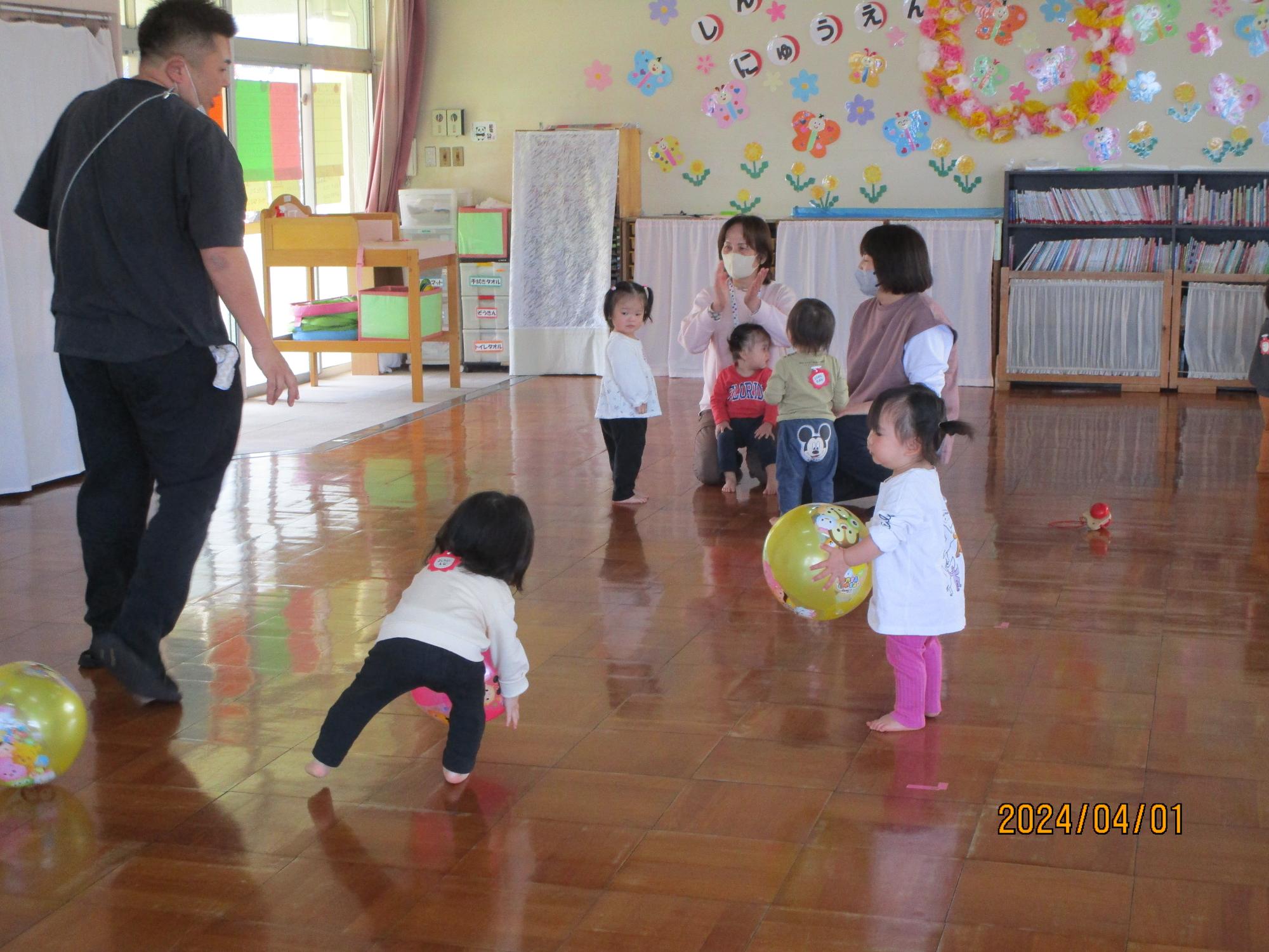 園庭に座る子ども達の写真