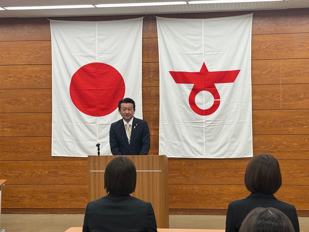 新規採用職員へ訓示を行う古川照人市長